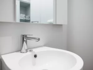 Wyposażenie małej łazienki – jak optymalnie wykorzystać przestrzeń?