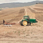 Orka na glinie. Jak sobie radzić z trudną glebą?