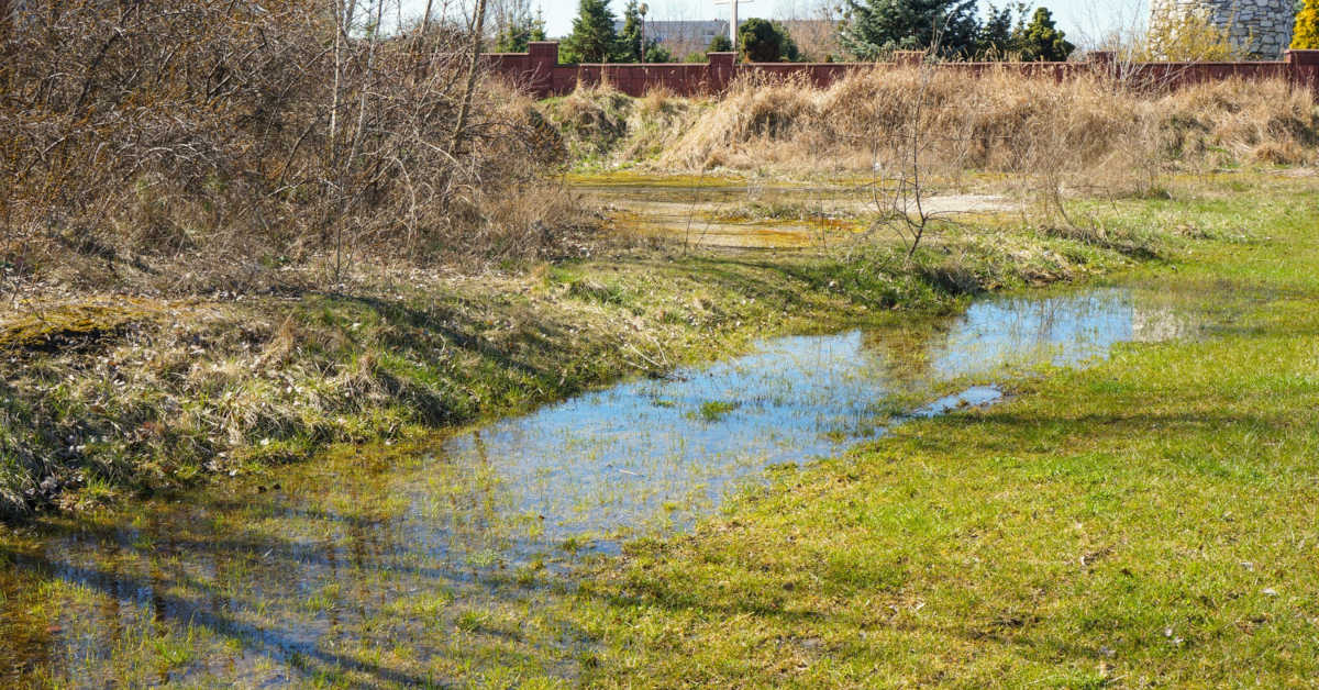 Odszkodowanie za rów melioracyjny na działce – poradnik