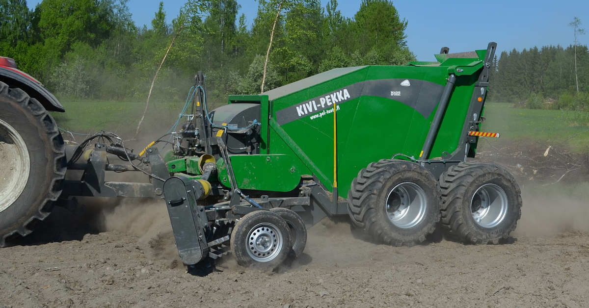 Maszyna do zbierania kamieni – jaką wybrać? Koszty, wydajność